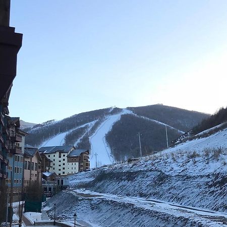 Ski And Suites At Thaiwoo Resort 逅雪套房民宿 Chongli Bagian luar foto